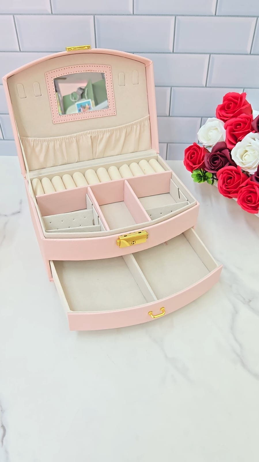 Stylish organizer with a lock