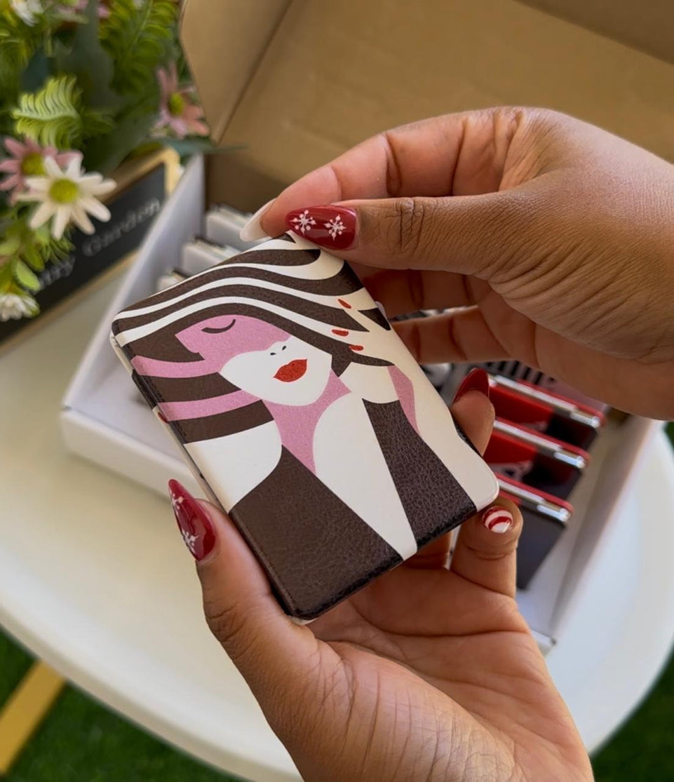 Pocket mirror baddie