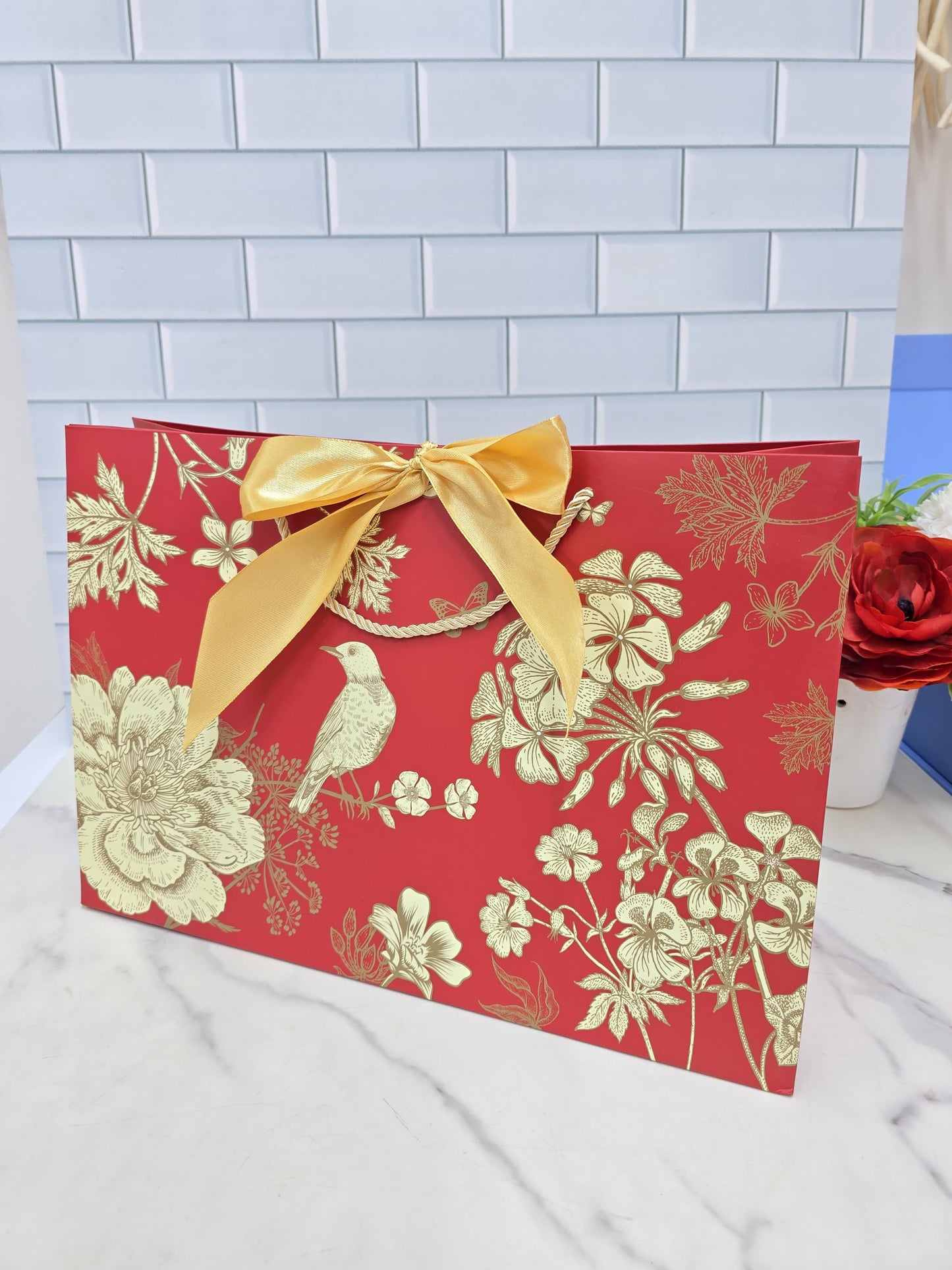 Gift bag red and  gold flowers vibe