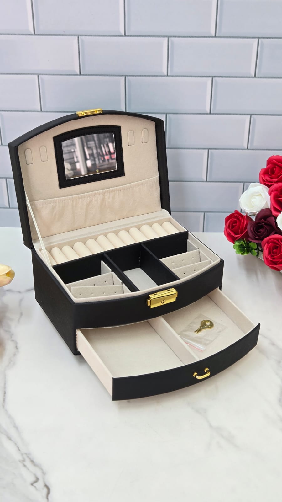 Stylish organizer with a lock